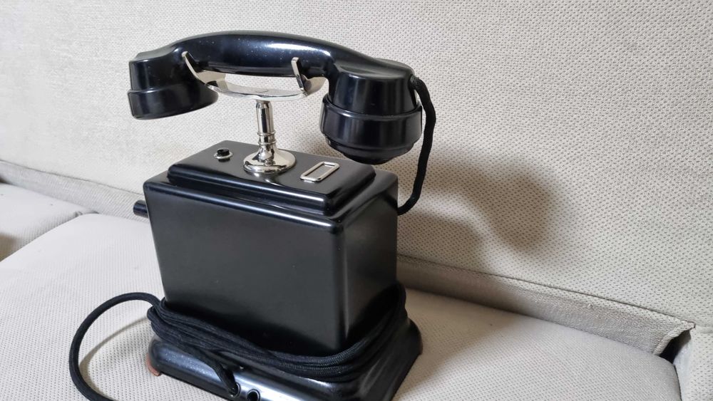 Zabytkowy stary telefon w idealnym stanie