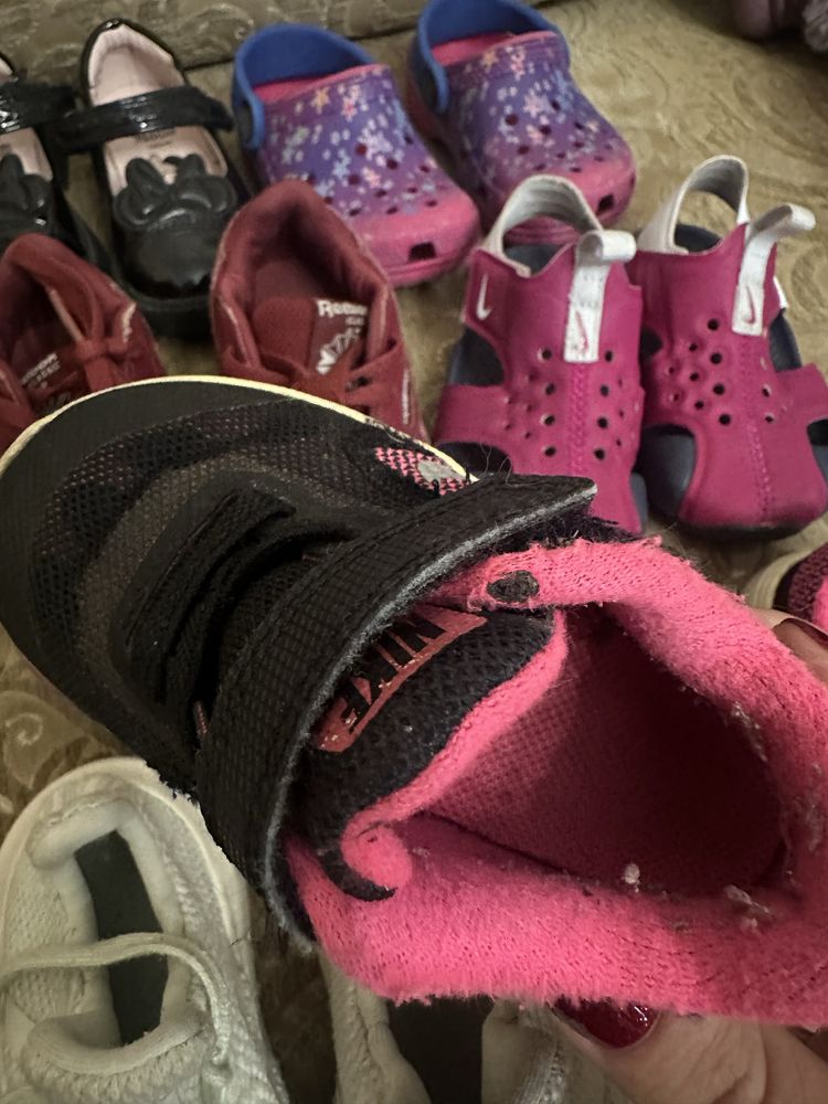 Взуття на дівчинку. Кросівки, босоніжки. Crocs, Nike, Adodas.