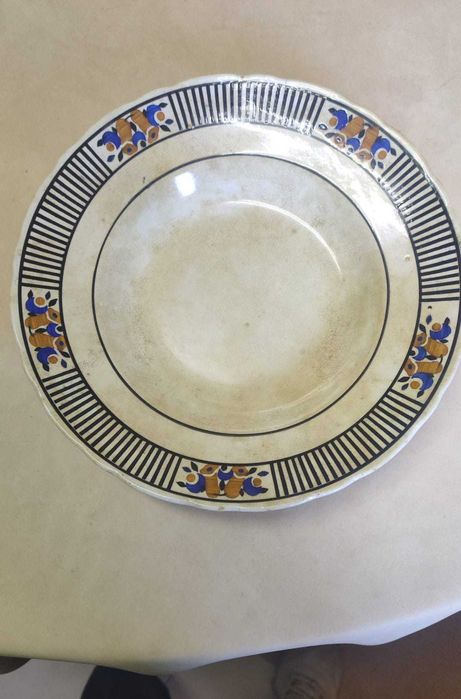 Prato antigo com motivos geométrico
