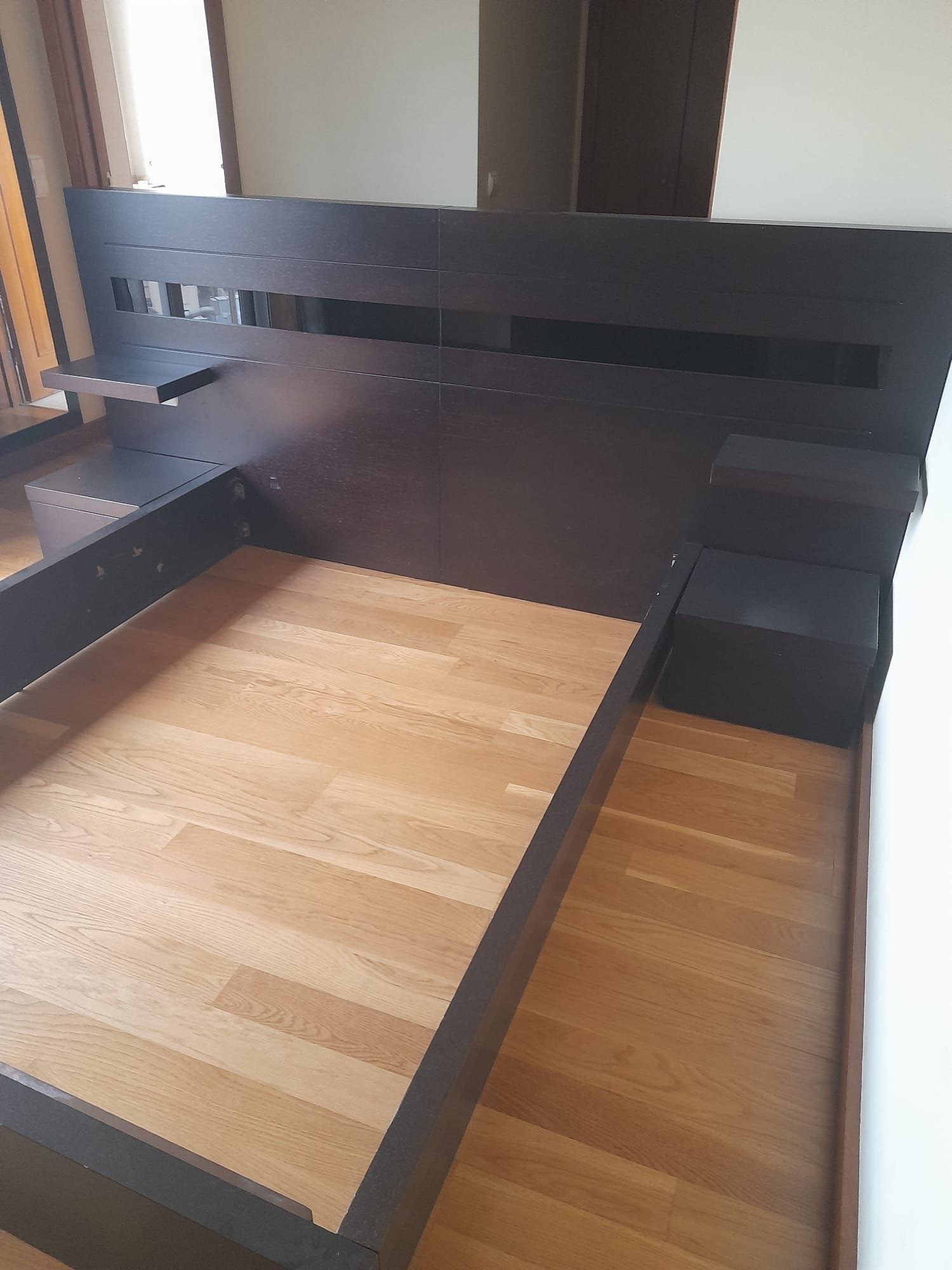 Quarto completo - cama, mesinhas, cómoda, espelho zona de maquilhagem