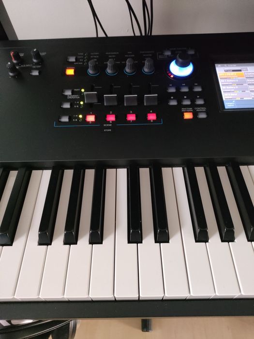 Yamaha MODX8 ...