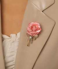Broszka róża materiałowa z kryształkami i perełką