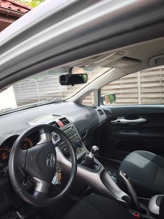 Sprzedam Toyotę Auris 2.0 szybkie, niezawodne autko.