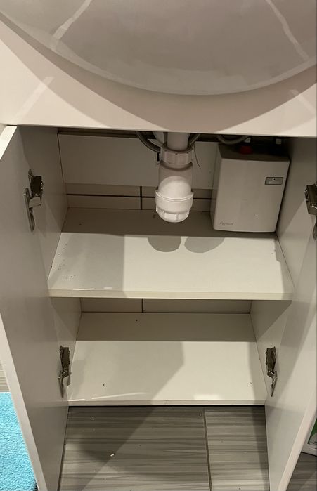 Umywalka z szafką i baterią