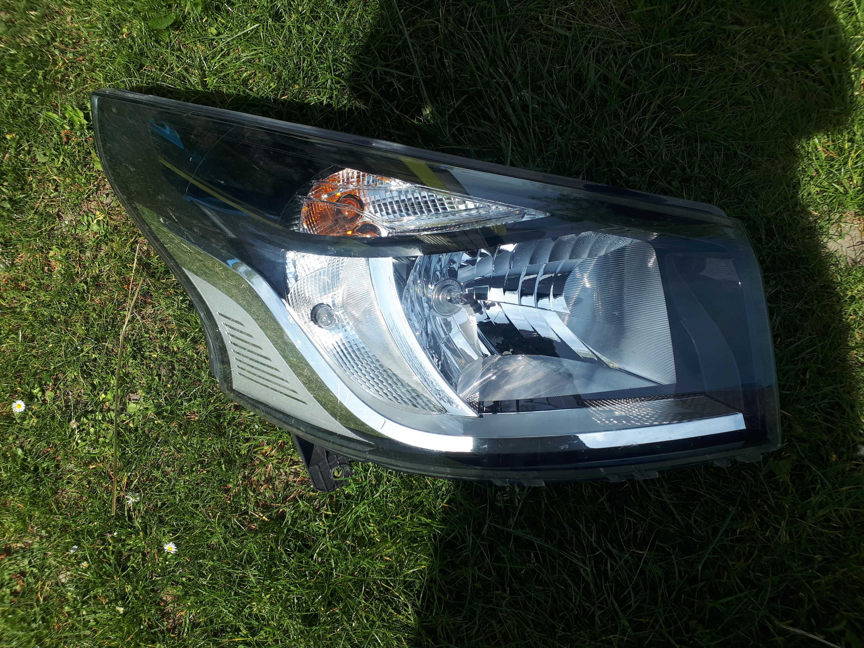 Renault Trafic III lampa przód prawy kompletna