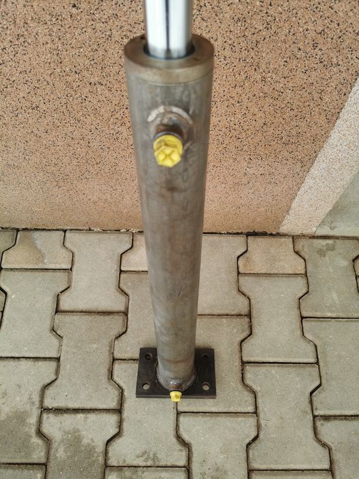 Siłownik hydrauliczny dwustronnego działania do prasy łuparki podpory