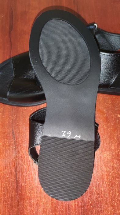 Продам новые босоножки.