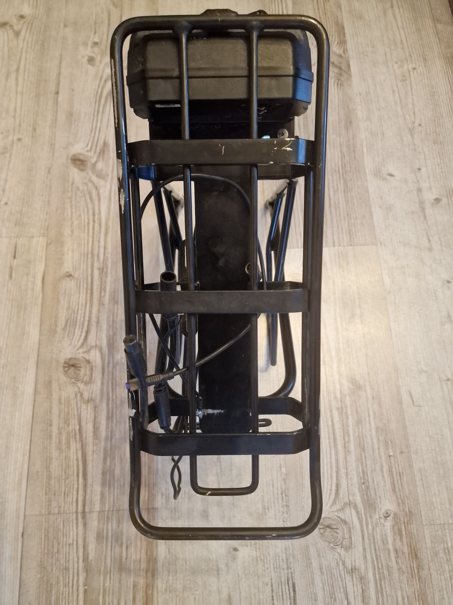 Bagażnik rowerowy tylny pod baterię ze sterownikiem
