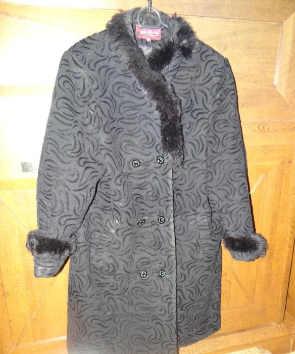 Elegancki czarny ciepły płaszcz zimowy rozm.46