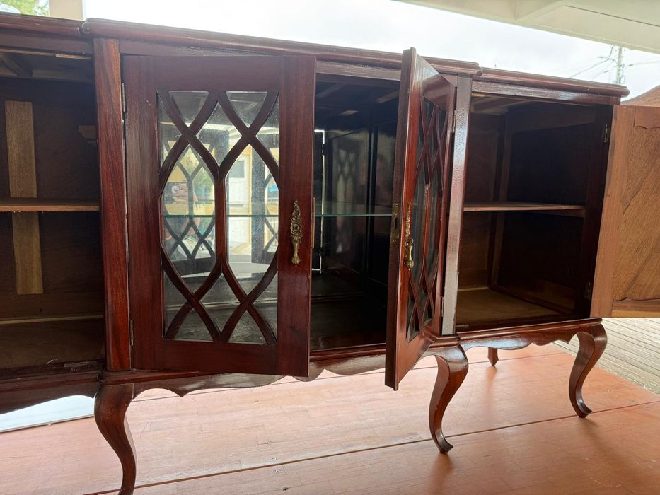 Móvel cristaleira antiga