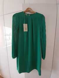 Zielona sukienka z długim ozdobnym rękawem