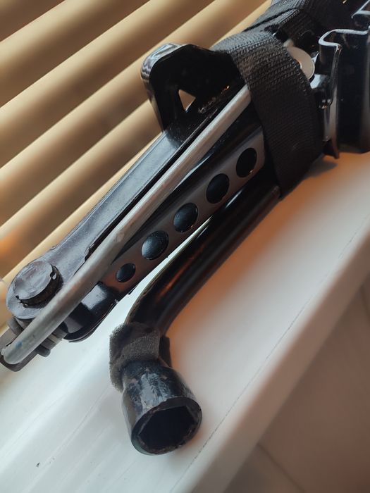 Продам домкрат з ключем