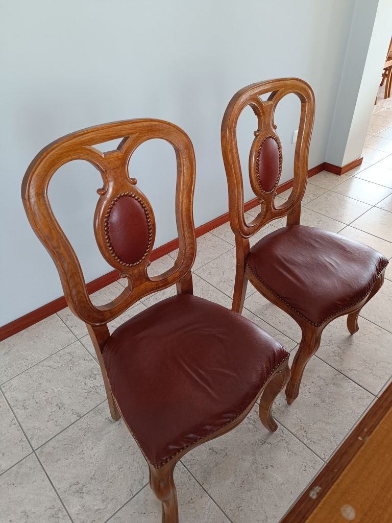 Mesa e cadeiras em madeira
