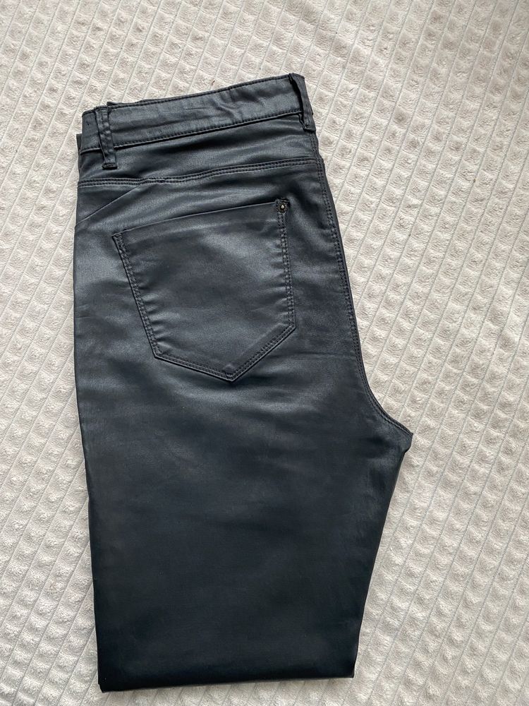 Spodnie czarne woskowane
