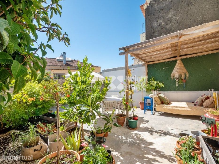 Apartamento T2 renovado com jardim no Pragal, Almada