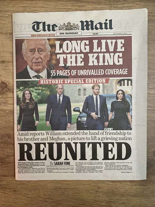 8 Jornais Morte Rainha Elizabeth II - Isabel II