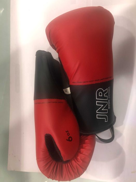 Boxe OUTSHOCK – Saco + Luvas + Suporte de parede (TUDO NOVO)