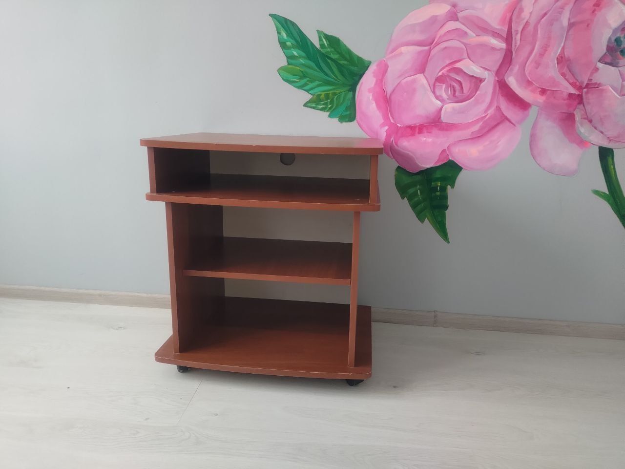 Продам тумбу с полочками