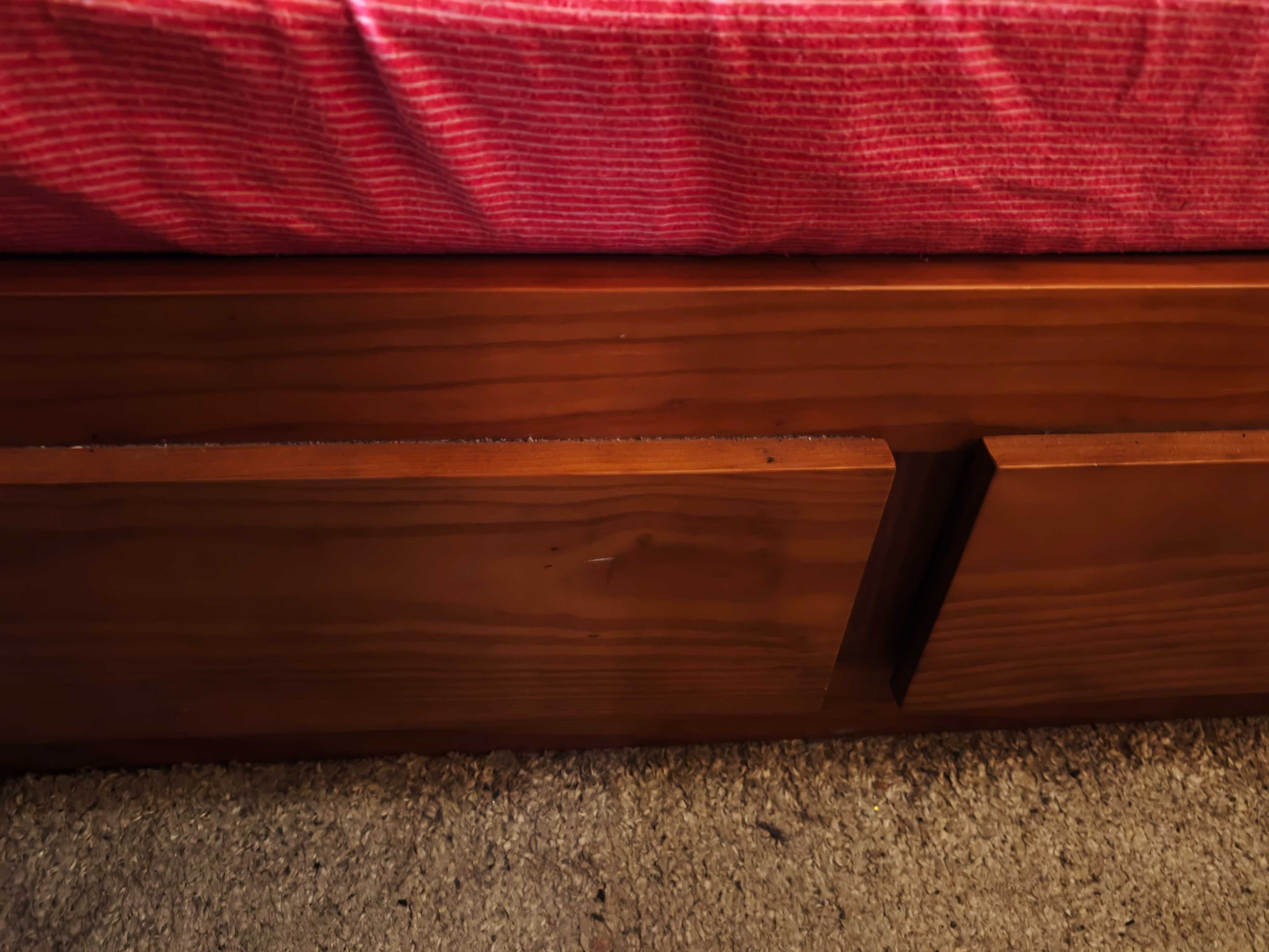 Cama e mesinhas em  madeira