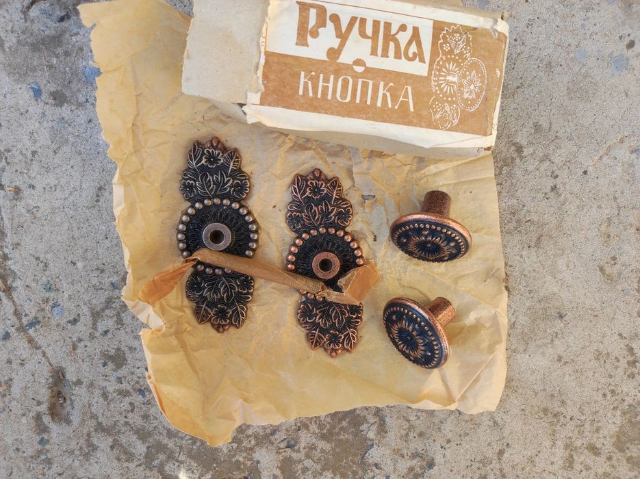 Диванчик для кухни, ручки кнопки дверные 6 шт.