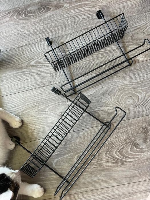 Koszyki wieszane na drzwiczkach szafki