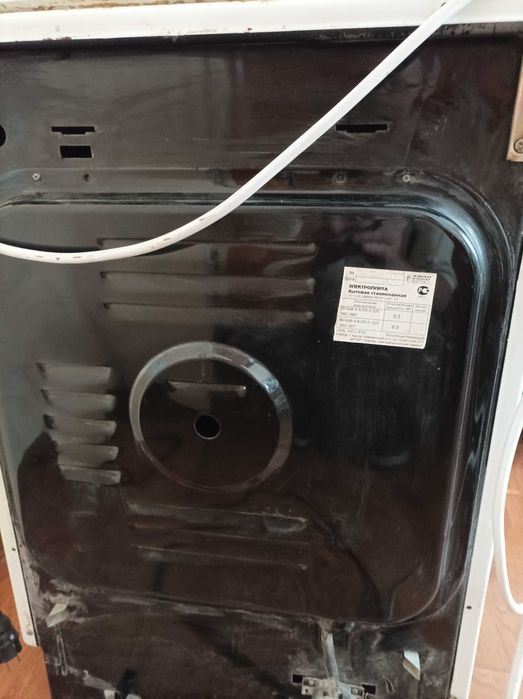 Електроплита  4-х конфорная с духовкой, все працює.