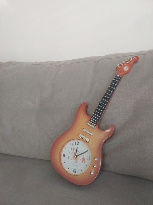 Годинник настінний. Годинник-гітара.