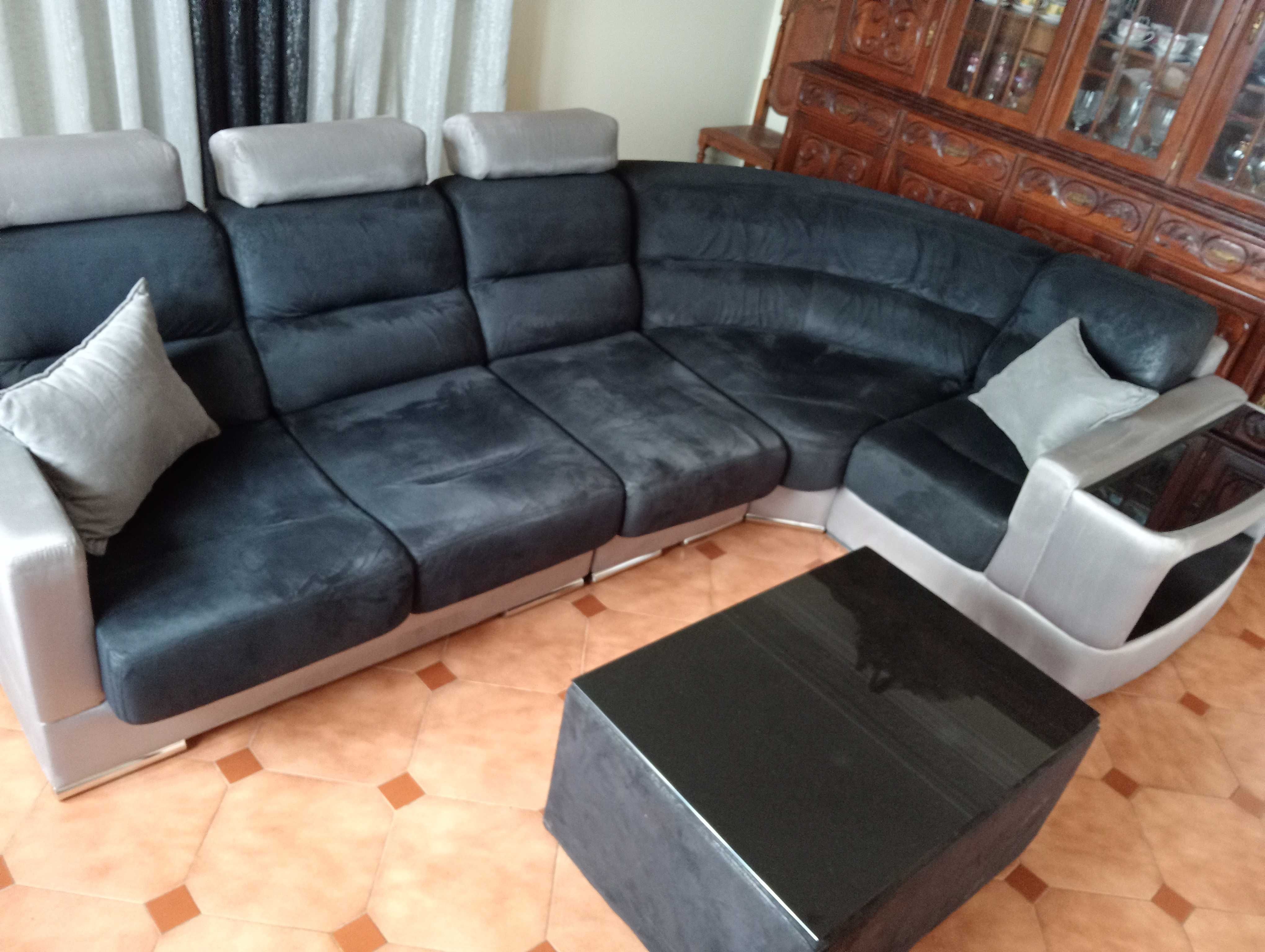 Sofá com mesa de centro