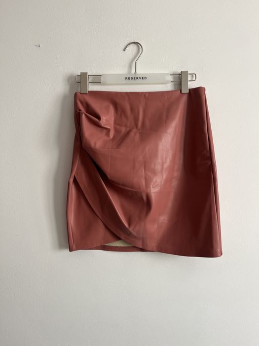 Skórzana różowa spódnica z Sinsay