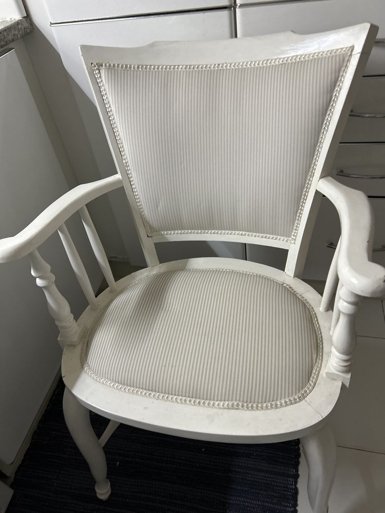 Cadeira de madeira macissa branca almofadada