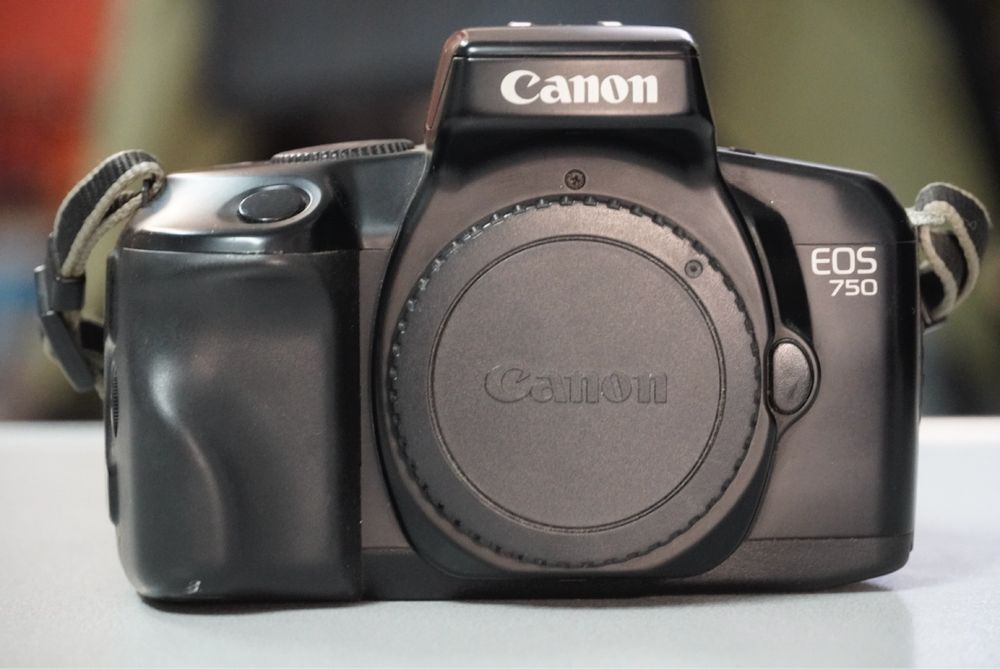 Aparat analogowy Canon EOS 750 na kliszę body lustrzanka analogowa