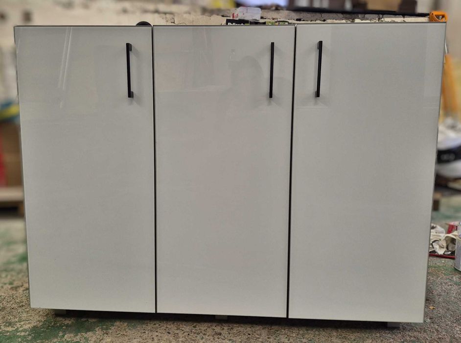 Szafka z aluminiowymi frontami