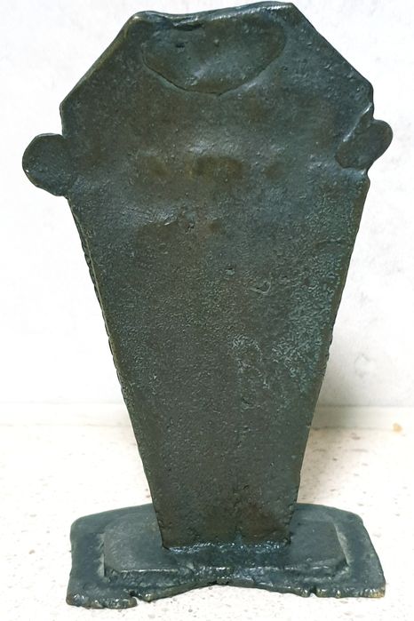 Linda pequena antiga escultura de uma Deusa em bronze