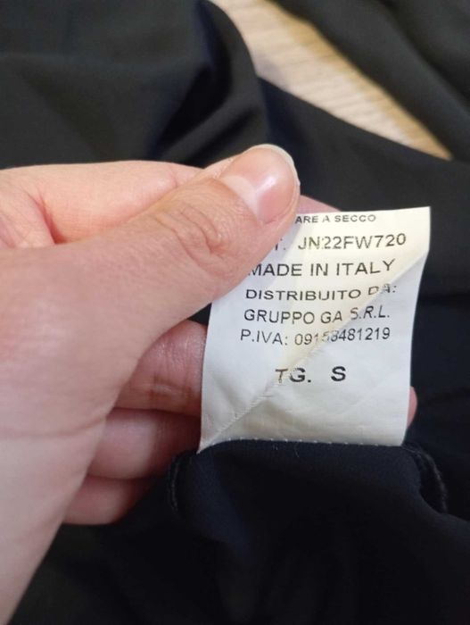 Sukienka czarna z dekoltem