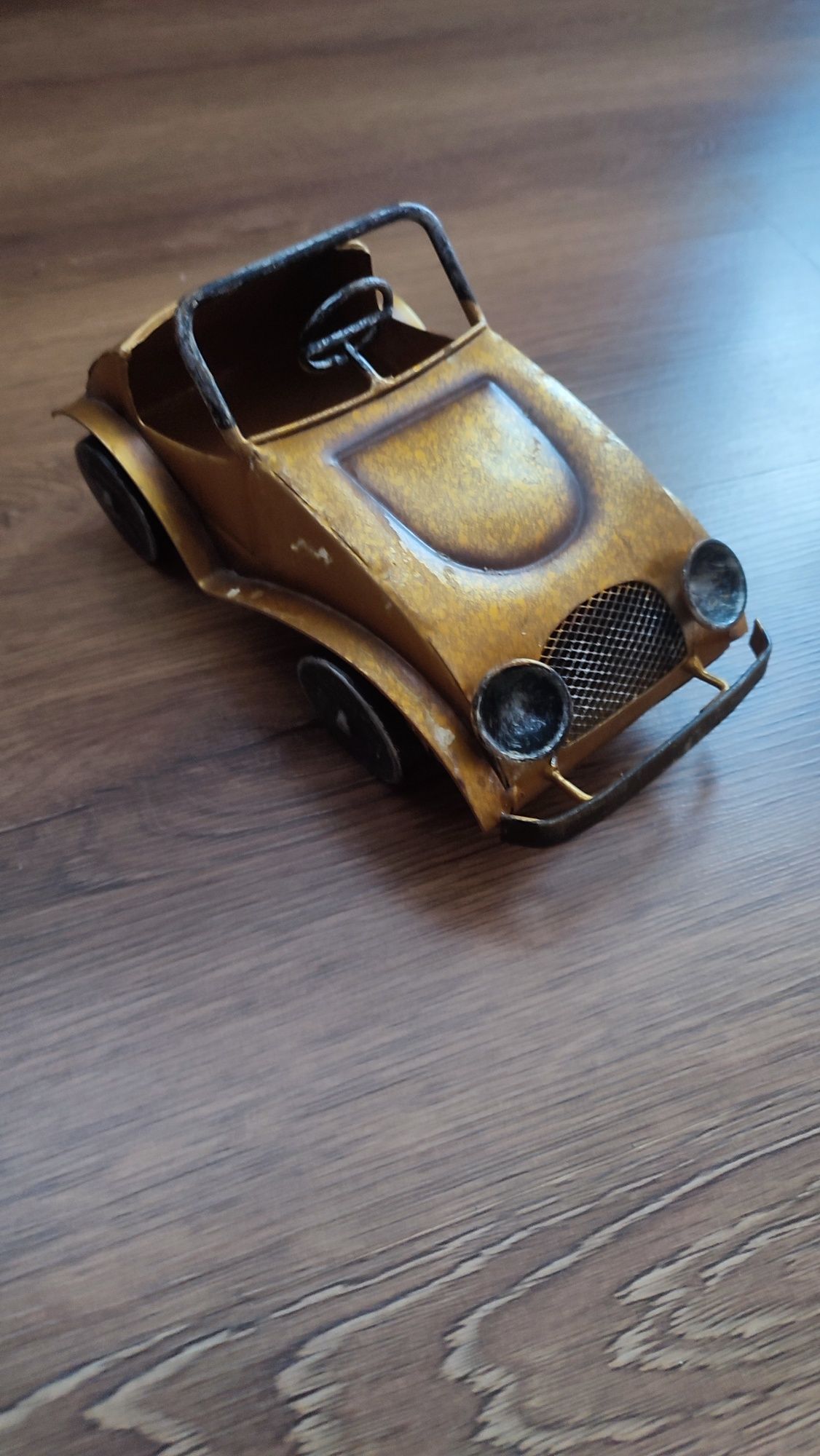Stary metalowy samochodzik