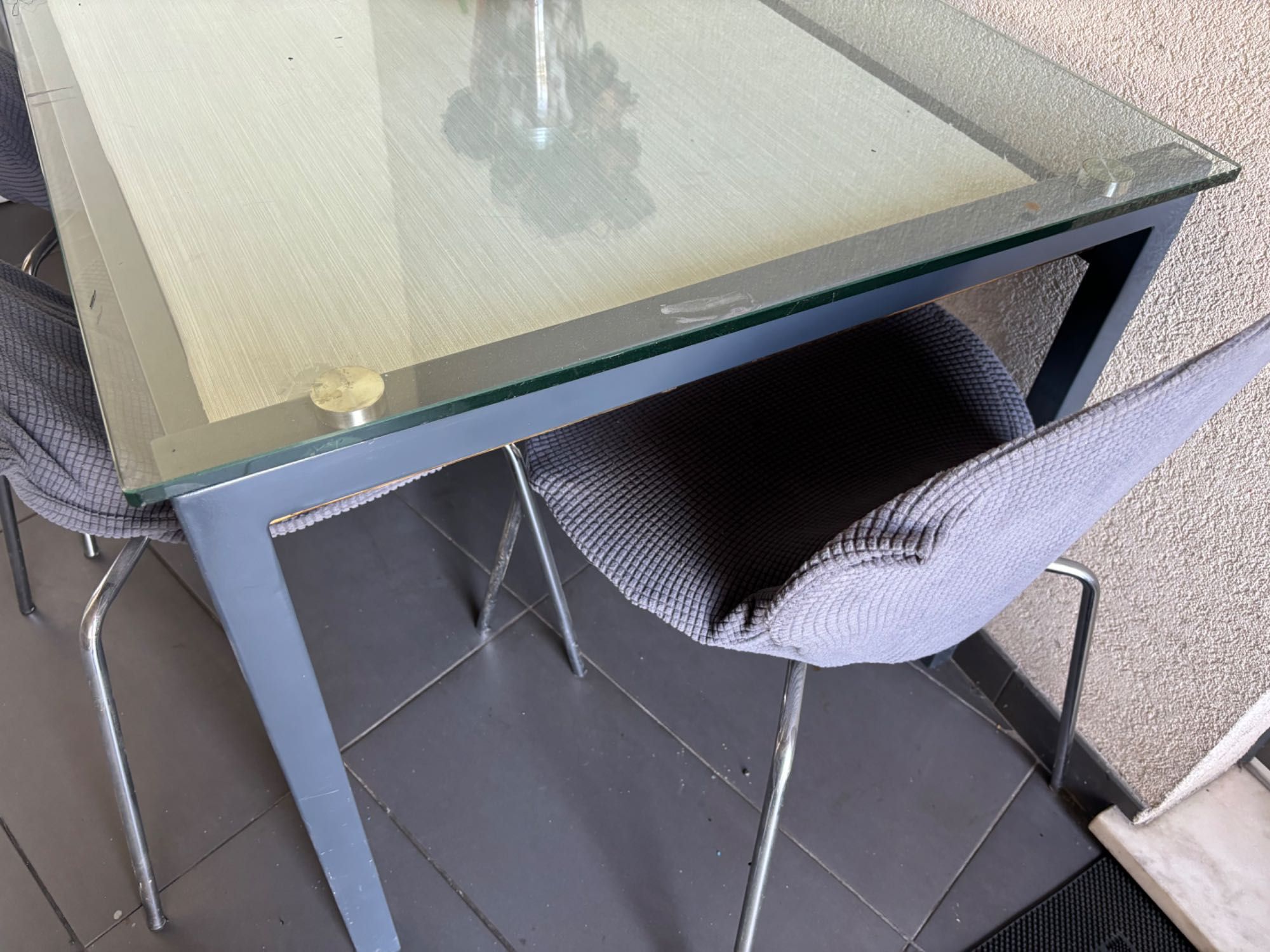 Mesa com pés metálicos e tampo vidro com 4 cadeiras com pés metalicos