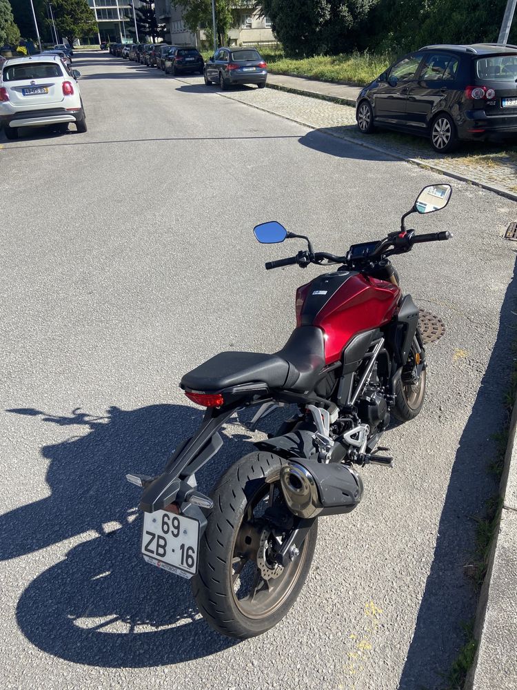 Honda CB300 vermelha