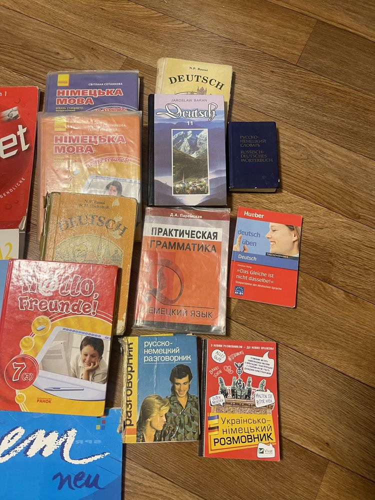 27 книг, посібників, розмовників та 10 компакт дисків  німецької мови