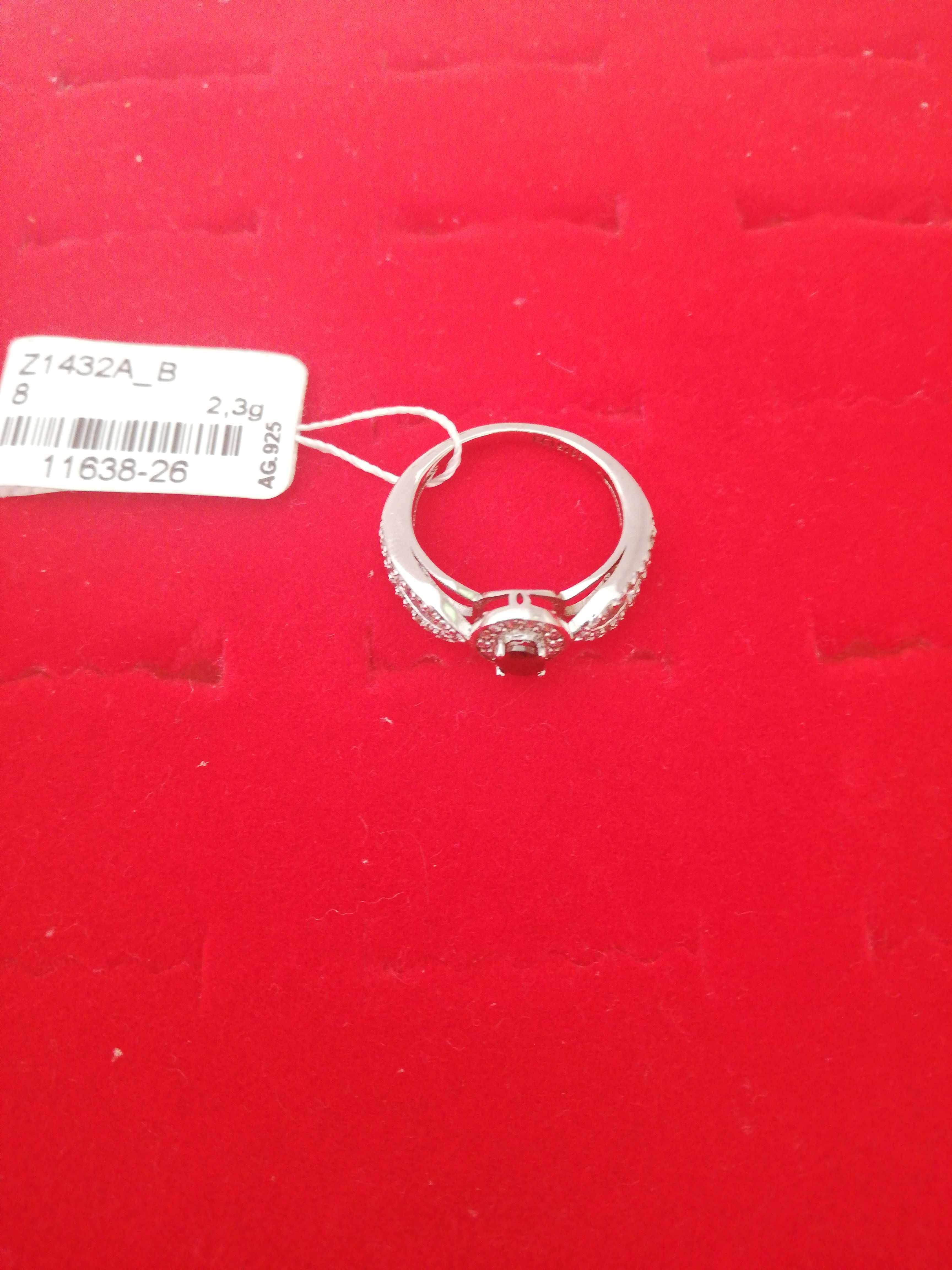 Srebrny pierścionek firmy Sentiell pr.925 z czarną cyrkonią rozmiar 8