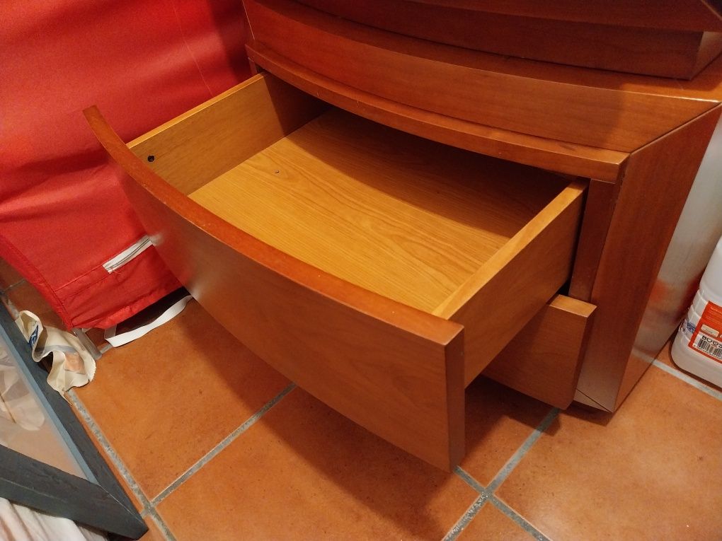 Cama em cerejeira