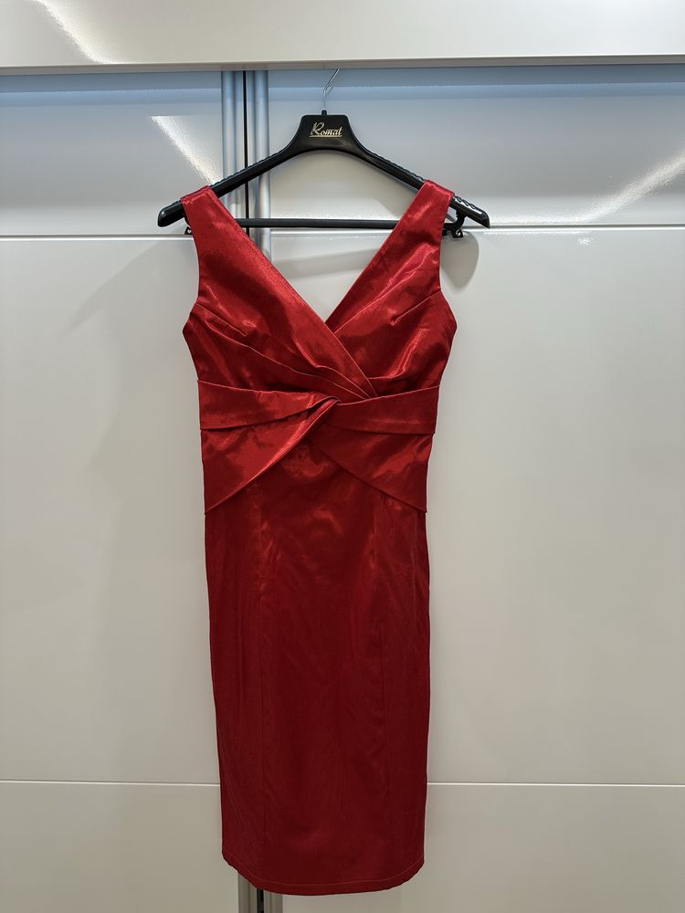 Elegancka dopasowana sukienka