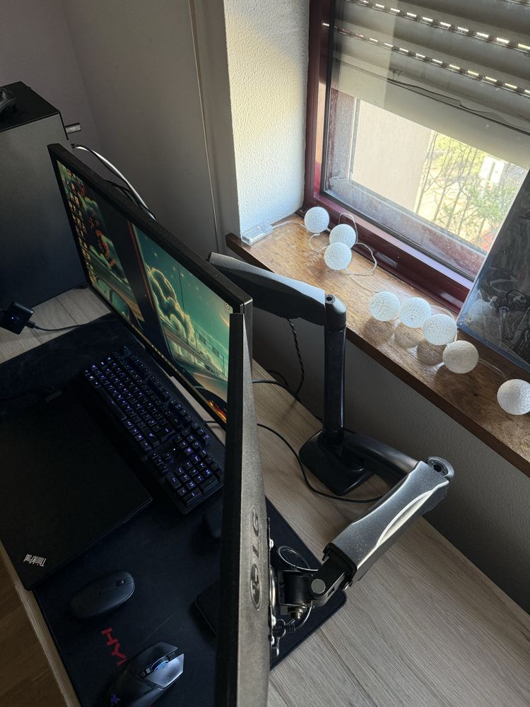 2 Monitores LG com braço suporte  (144hz + 75hz)