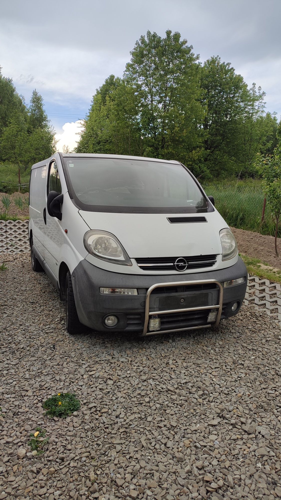 Opel Vivaro 2005 r  części ćwiartka