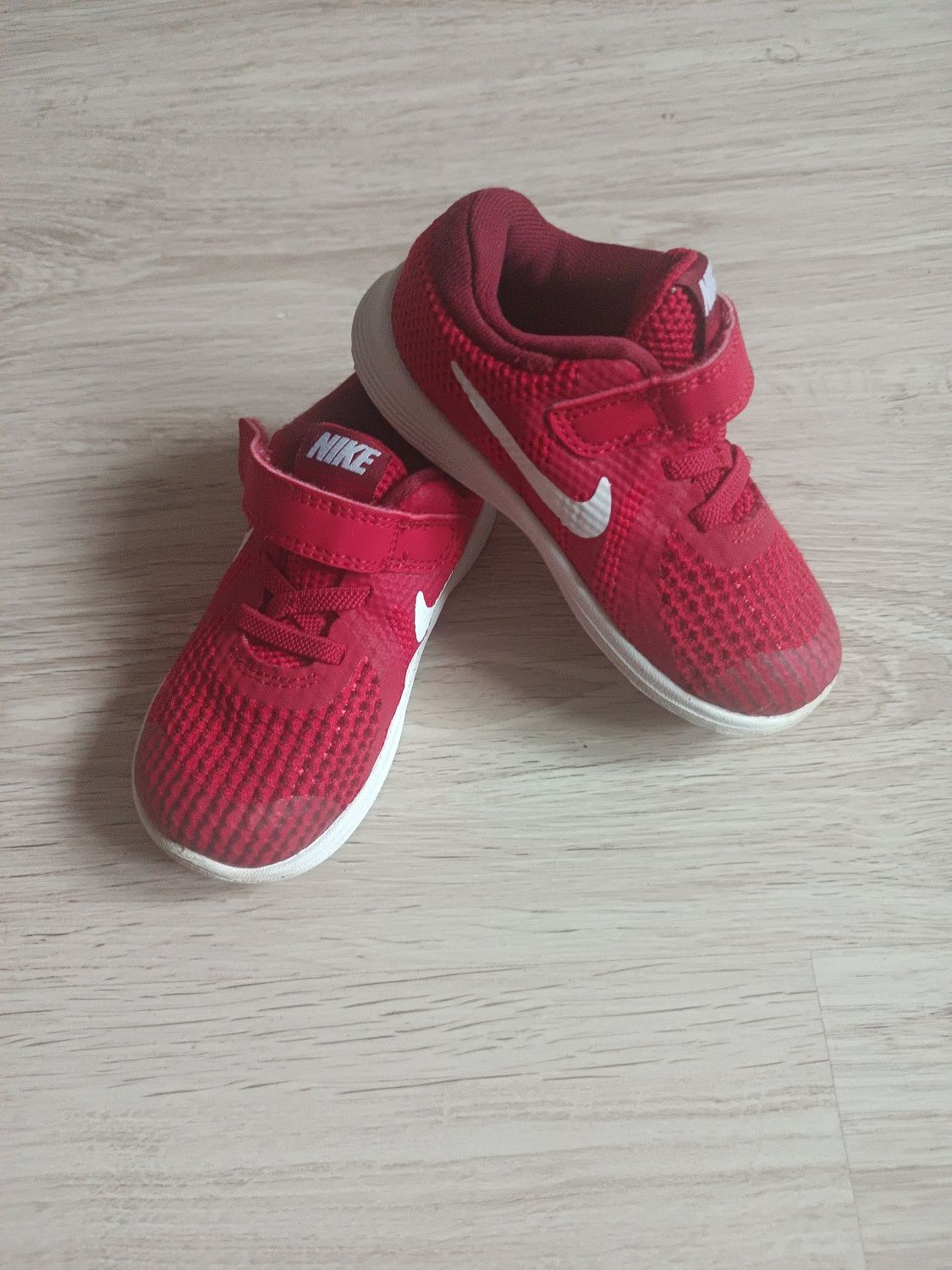 Buty Nike Revolution 4  - rozmiar 23,5 wkładka 13 cm