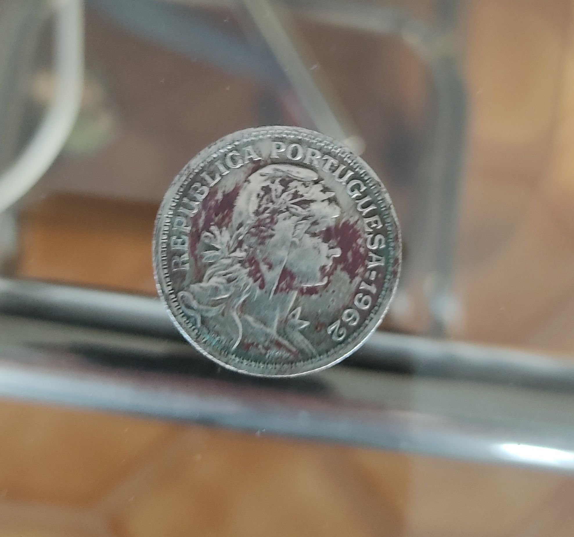 Vendo várias moedas de 50 centavos e 1 escudo