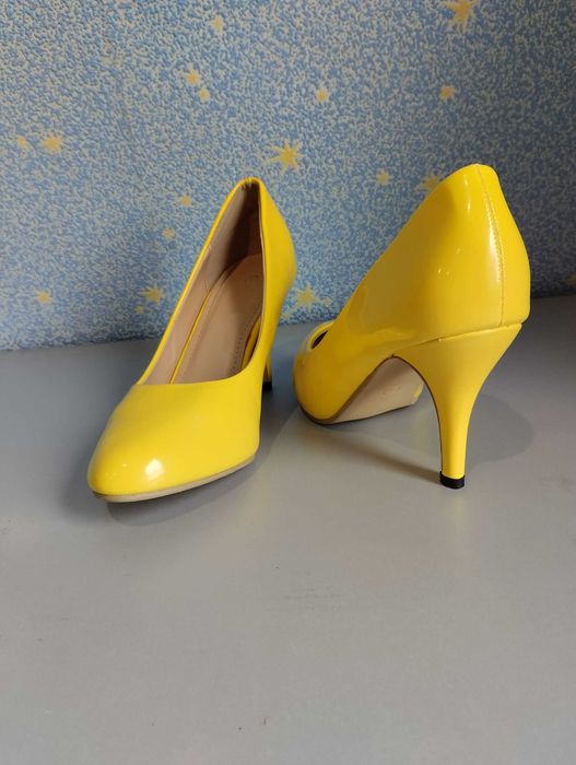 Туфлі жовті лаковані (на 38 розмір)