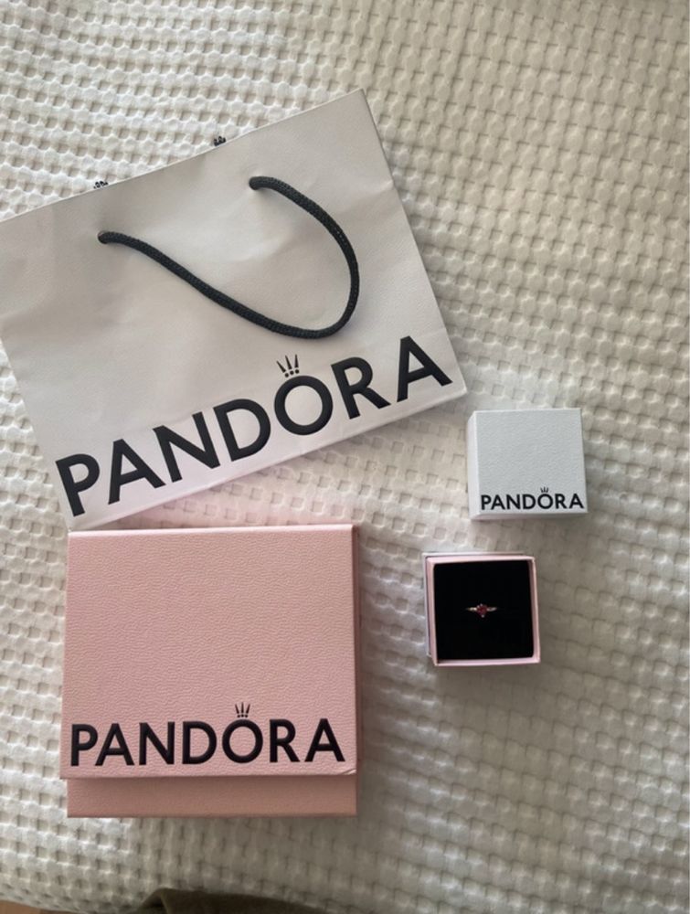 Anel Pandora “Sparkling Red Heart”
