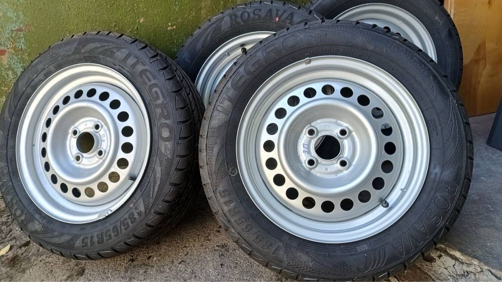 Продаю літню резину з металевими дисками