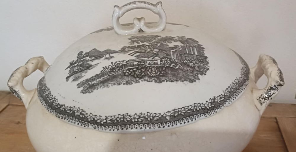 Grande e pesada terrina Cavalinho em preto Sacavém não marcada
Envi