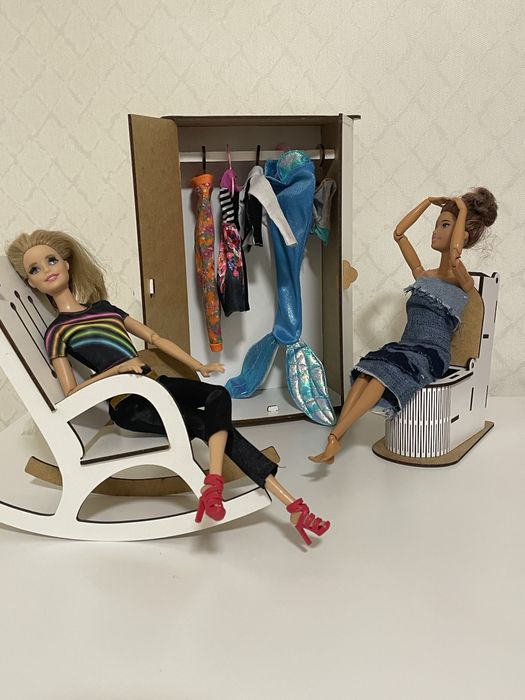 Набір меблів для  Барбі:стілець-гойдалка,туалет,гардероб